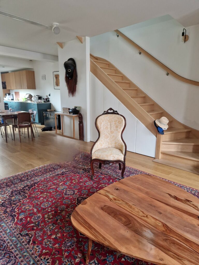 Salle à manger avec grands espaces et rangements sur mesure dans une échoppe rénovée à Bordeaux, Barrière de Pessac.