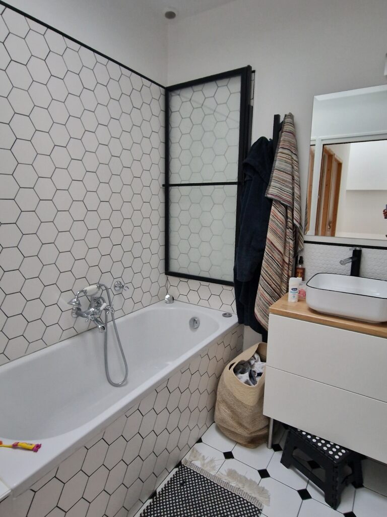 Salle de bain moderne et lumineuse avec double vasque et douche à l'italienne dans une maison rénovée à Bordeaux, Barrière de Pessac.