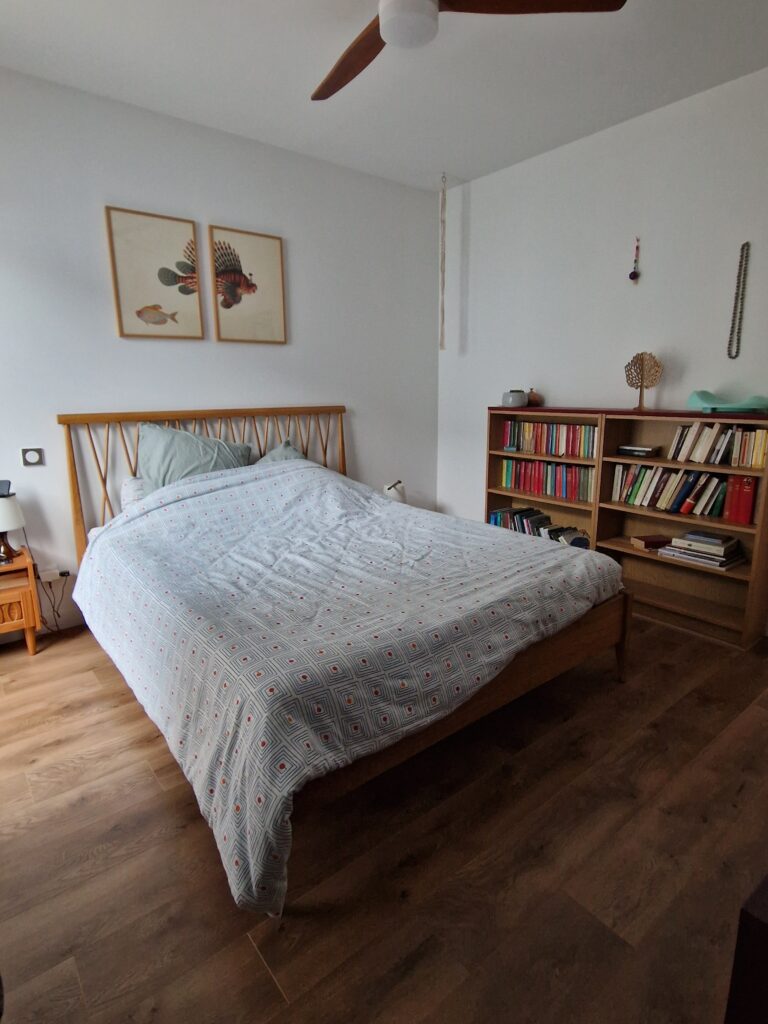 Chambre parentale spacieuse avec dressing intégré dans une maison rénovée à Bordeaux, Barrière de Pessac.