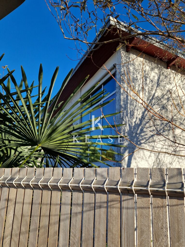 açade de la maison exposée ouest, avec un jardin bien exposé