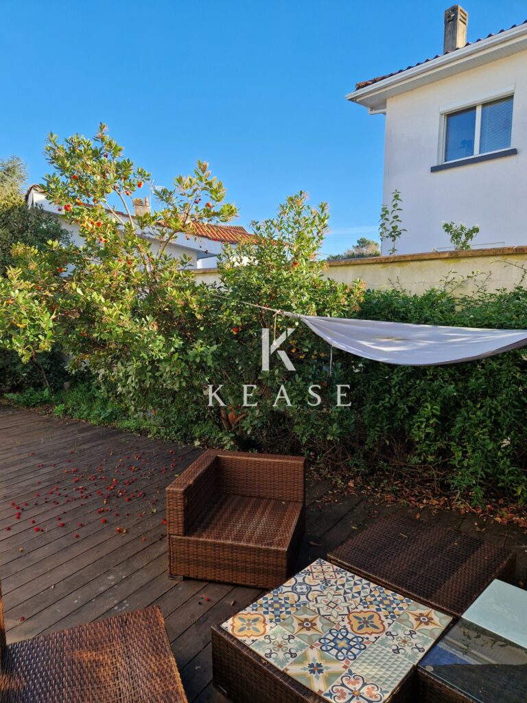 Terrasse ombragée et arborée, idéale pour se détendre en extérieur.