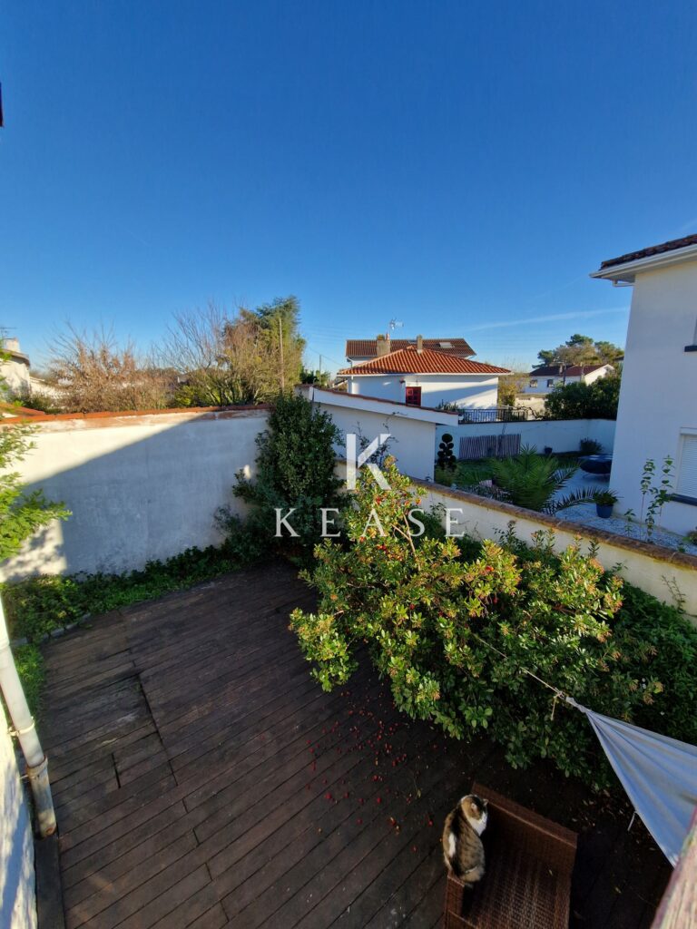 Vue dégagée sur le jardin et les maisons alentours, sans vis-à-vis.